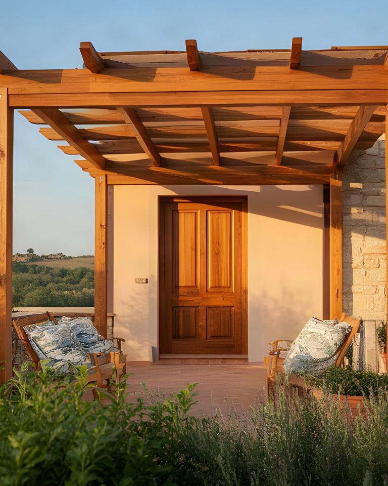 Pergolato in legno massello e porta interna coordinata in una casa delle Marche